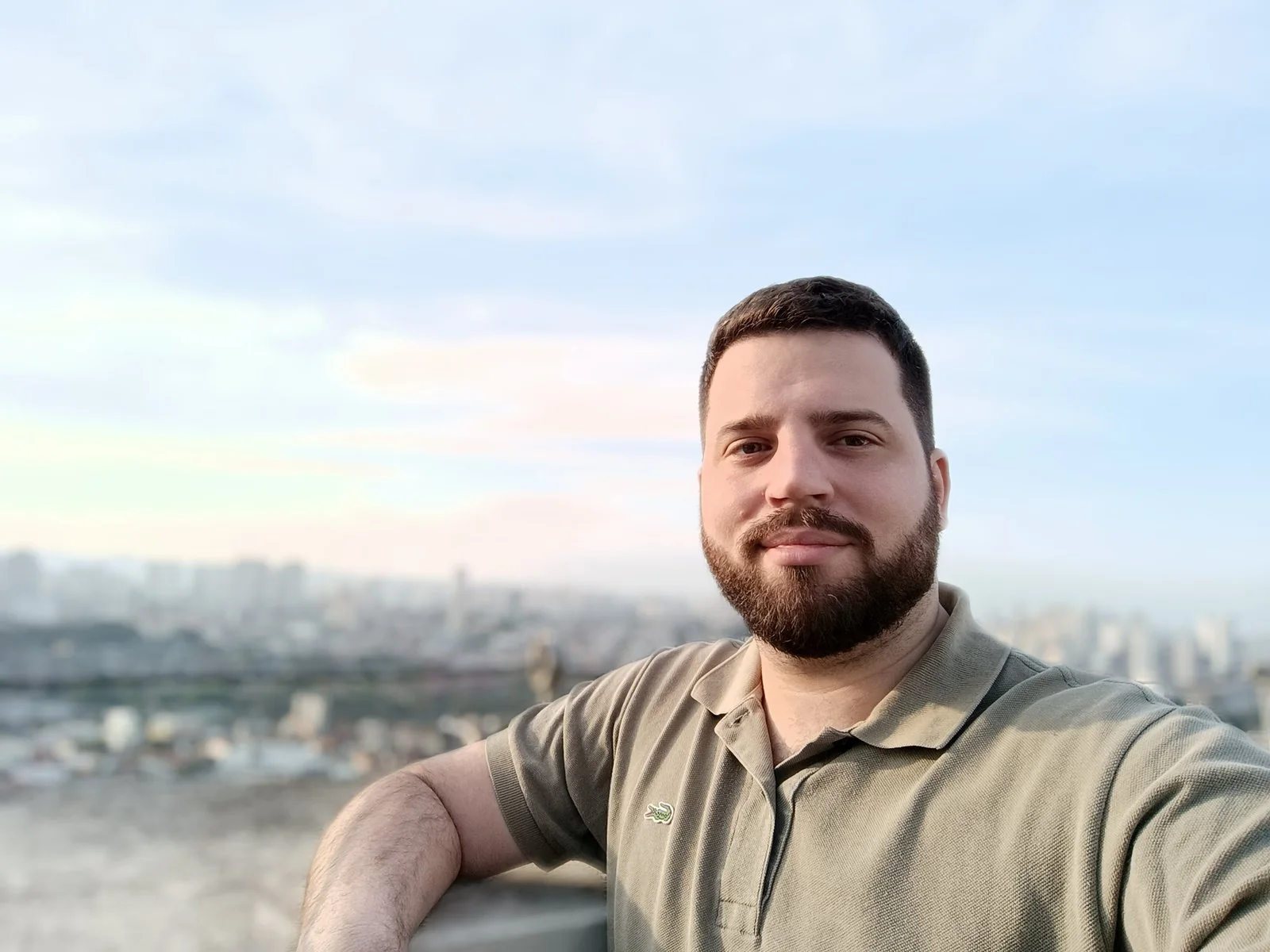 Gabriel com a cidade ao fundo